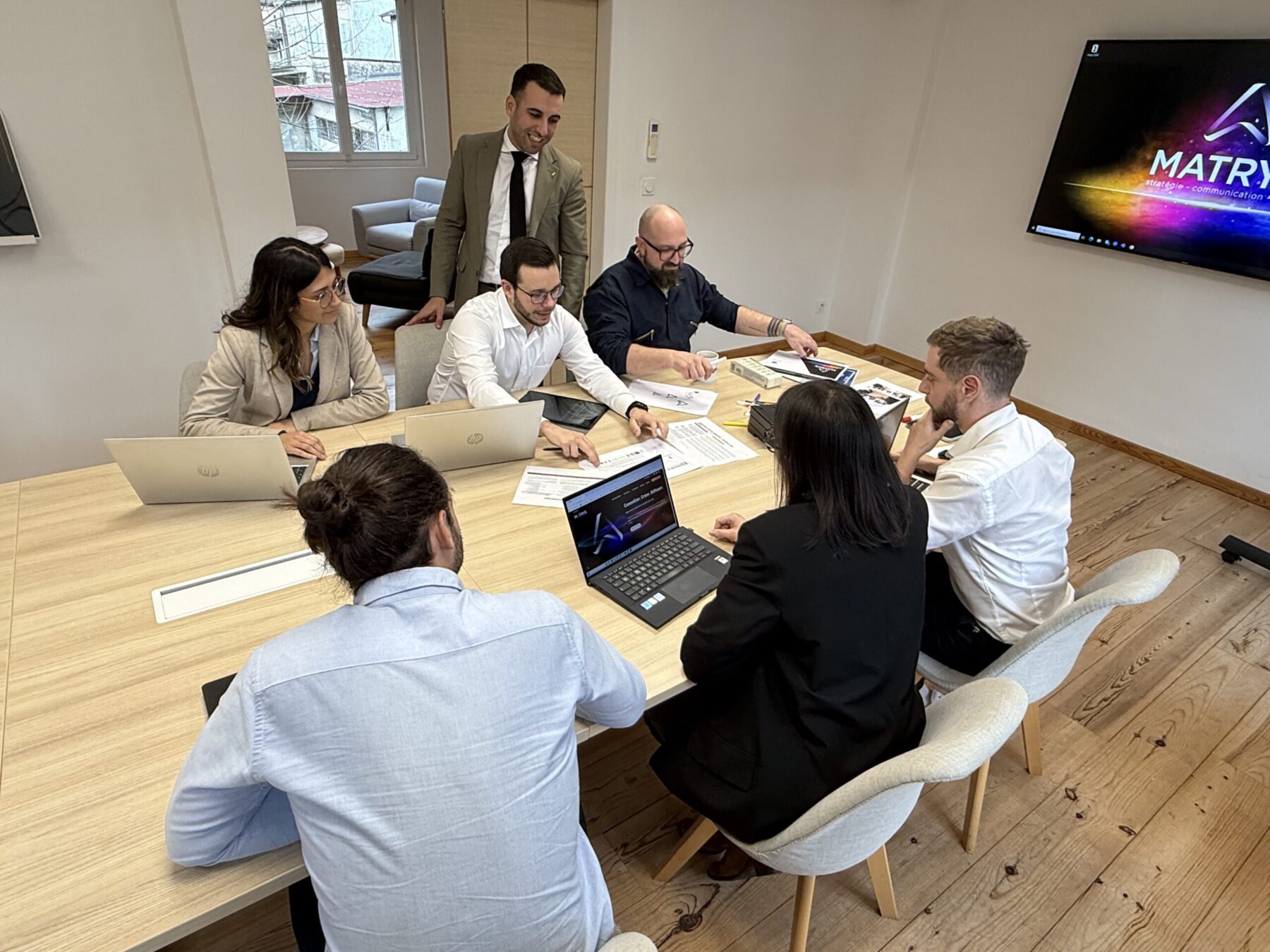 equipe Matrys en train de travailler sur un projet de communication globale